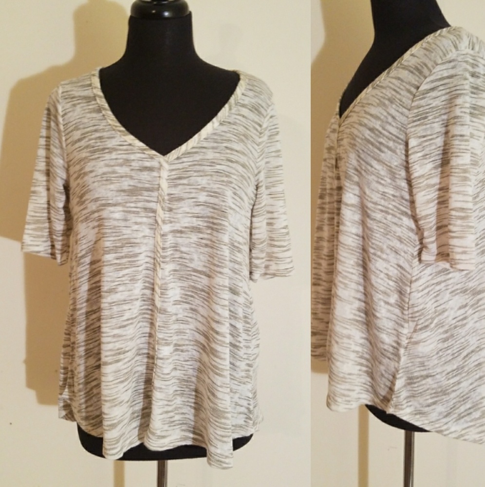 V-neck knit shirt